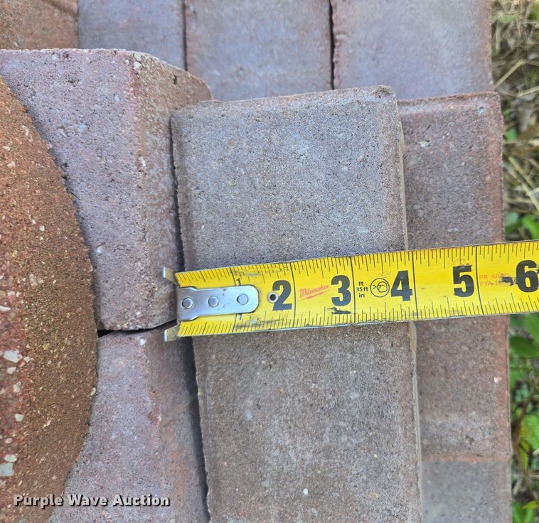 image for item EM7252 Approximately 120 bricks 