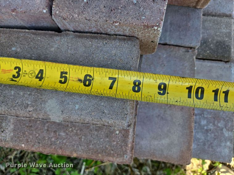image for item EM7252 Approximately 120 bricks 