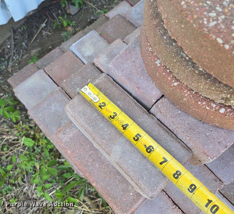 image for item EM7252 Approximately 120 bricks 