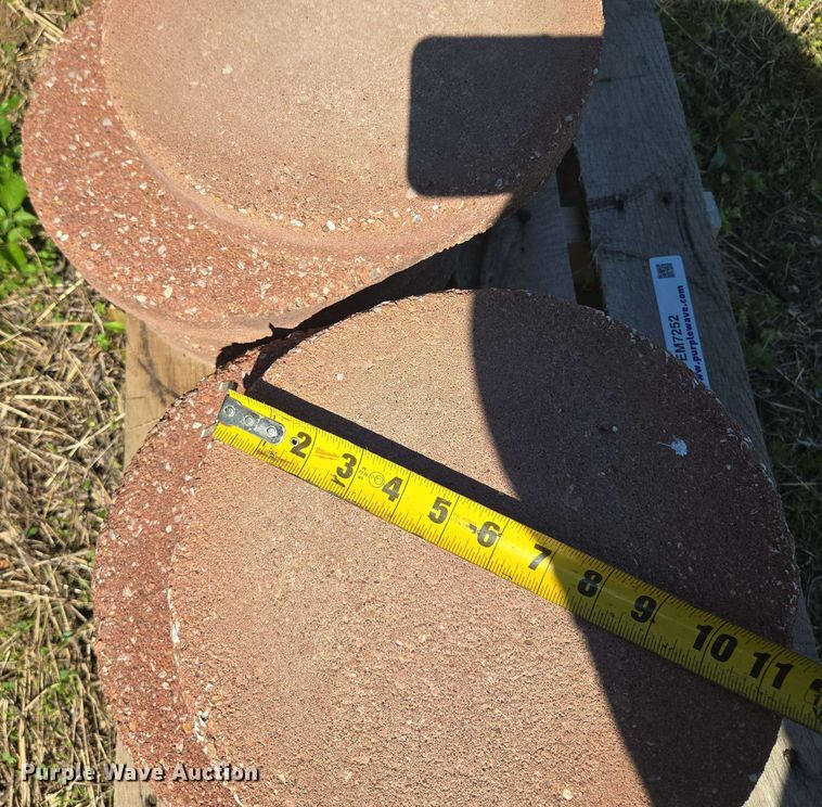 image for item EM7252 Approximately 120 bricks 