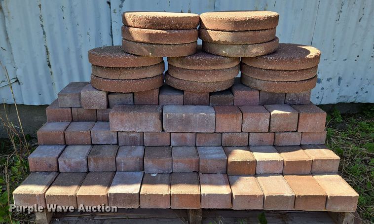 image for item EM7252 Approximately 120 bricks 