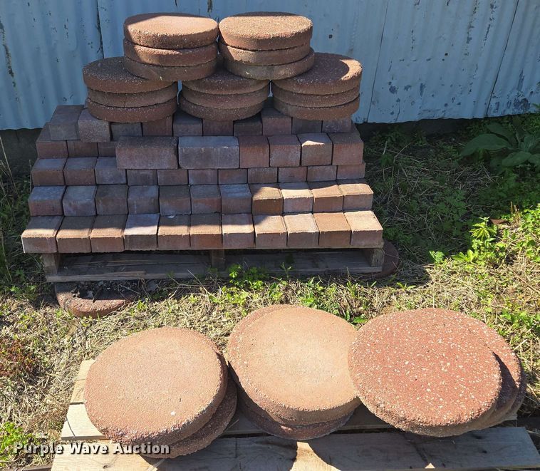 image for item EM7252 Approximately 120 bricks 