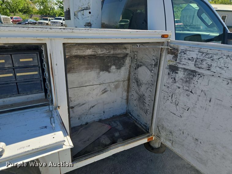 image for item EM7254 2008 Ford  F550 Super Duty XL  bucket truck