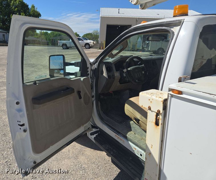 image for item EM7254 2008 Ford  F550 Super Duty XL  bucket truck