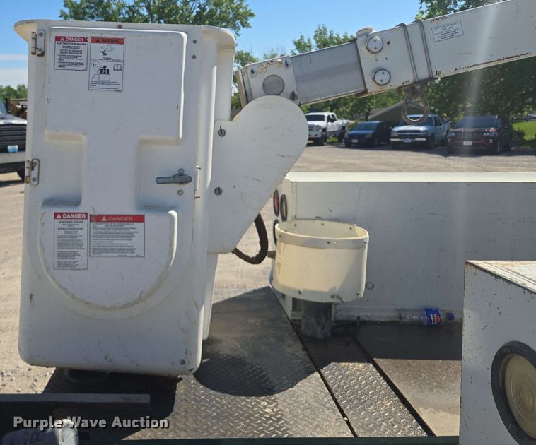 image for item EM7254 2008 Ford  F550 Super Duty XL  bucket truck