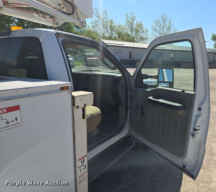 image for item EM7254 2008 Ford  F550 Super Duty XL  bucket truck