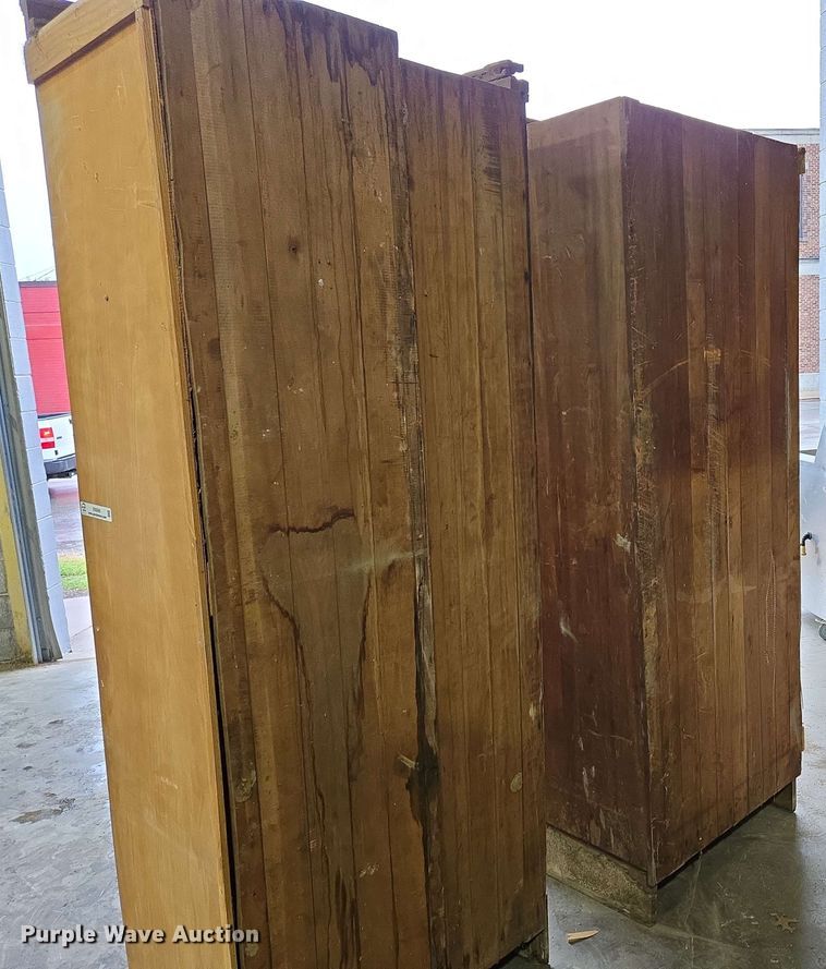 image for item EN3669 (2) cabinets