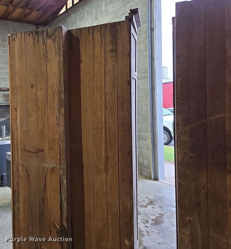 image for item EN3669 (2) cabinets