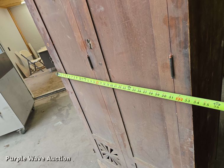 image for item EN3669 (2) cabinets