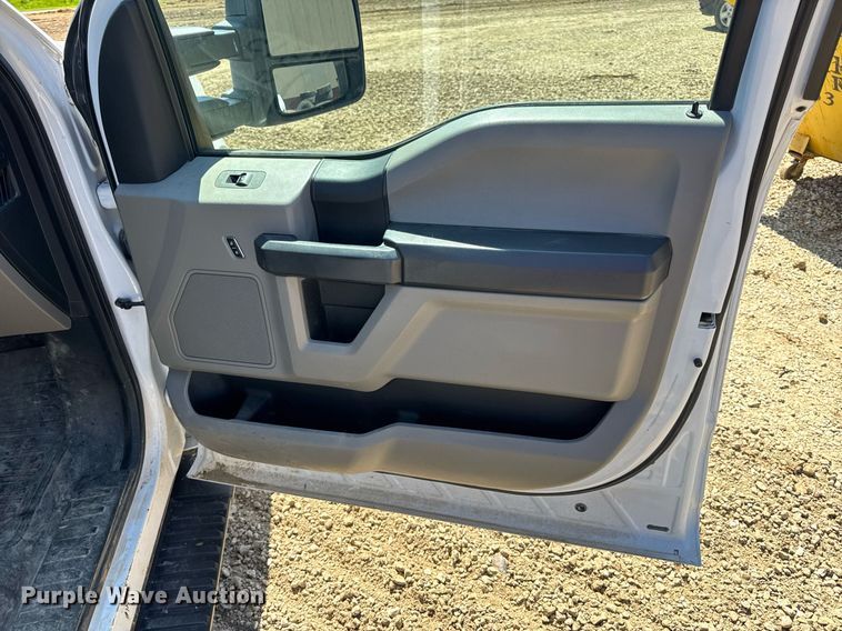 image for item EN4547 2015 Ford F150 XL SuperCrew pickup truck