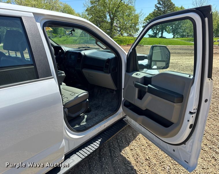 image for item EN4547 2015 Ford F150 XL SuperCrew pickup truck