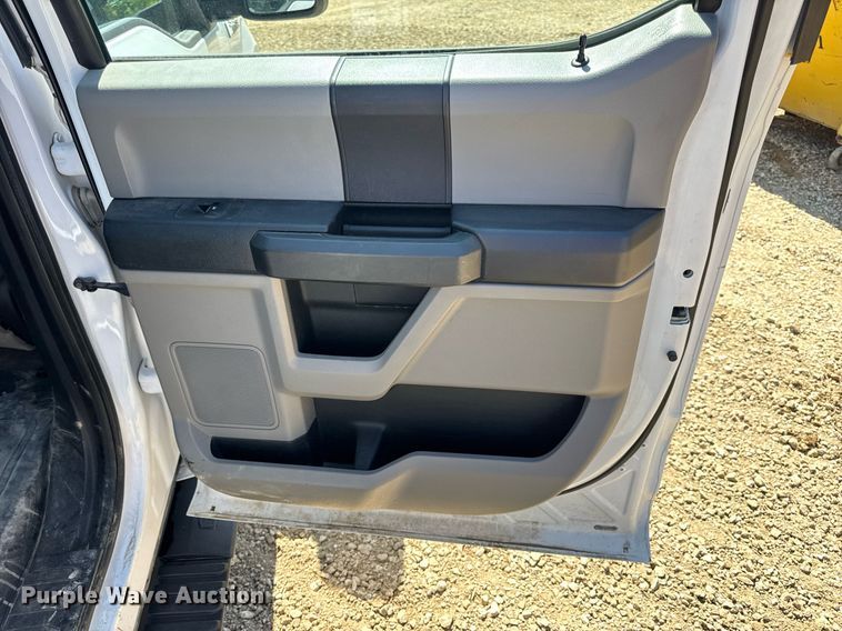 image for item EN4547 2015 Ford F150 XL SuperCrew pickup truck