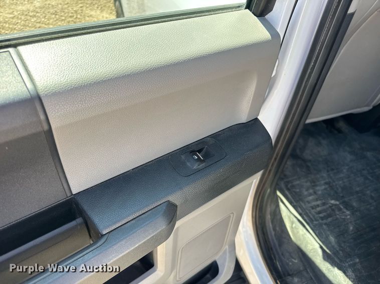image for item EN4547 2015 Ford F150 XL SuperCrew pickup truck