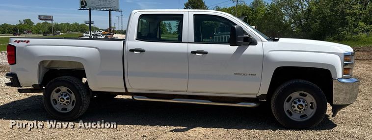 image for item EN4552 2015 Chevrolet Silverado 2500HD Crew Cab pickup truck