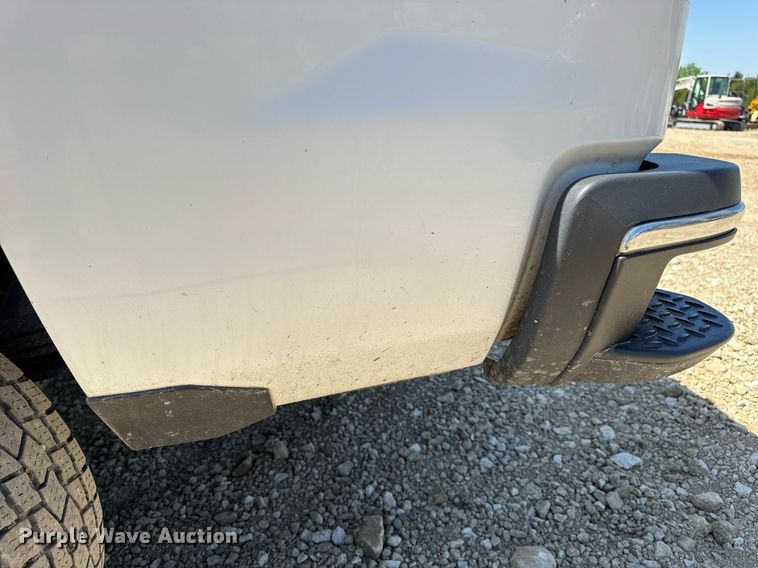 image for item EN4552 2015 Chevrolet Silverado 2500HD Crew Cab pickup truck