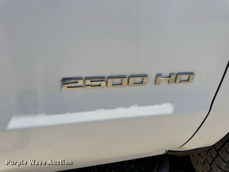 image for item EN4552 2015 Chevrolet Silverado 2500HD Crew Cab pickup truck