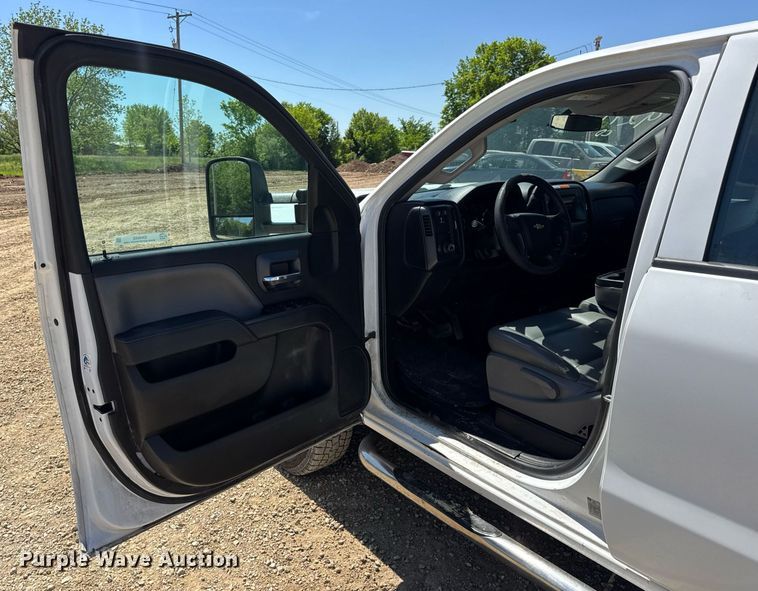 image for item EN4552 2015 Chevrolet Silverado 2500HD Crew Cab pickup truck