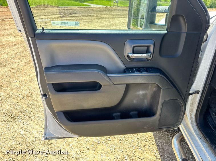 image for item EN4552 2015 Chevrolet Silverado 2500HD Crew Cab pickup truck