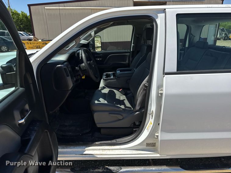 image for item EN4552 2015 Chevrolet Silverado 2500HD Crew Cab pickup truck