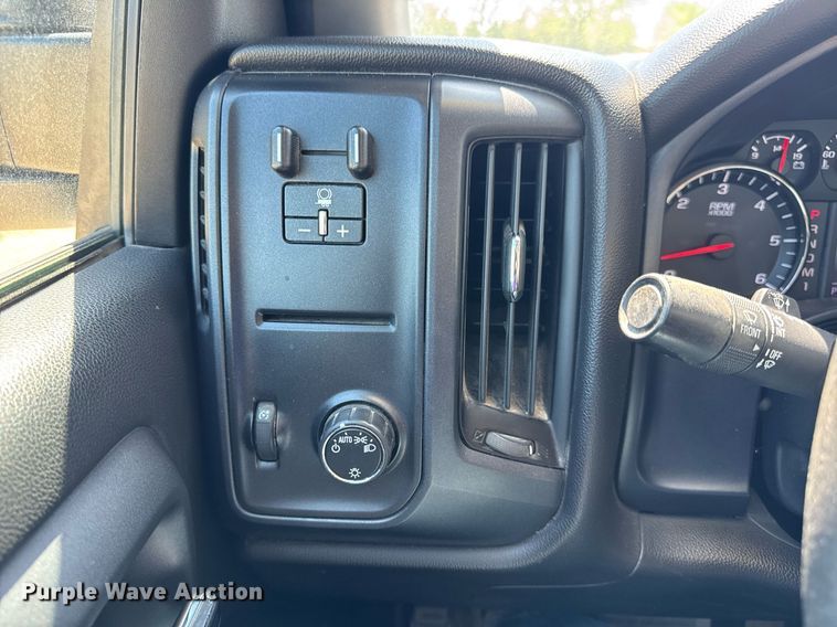 image for item EN4552 2015 Chevrolet Silverado 2500HD Crew Cab pickup truck