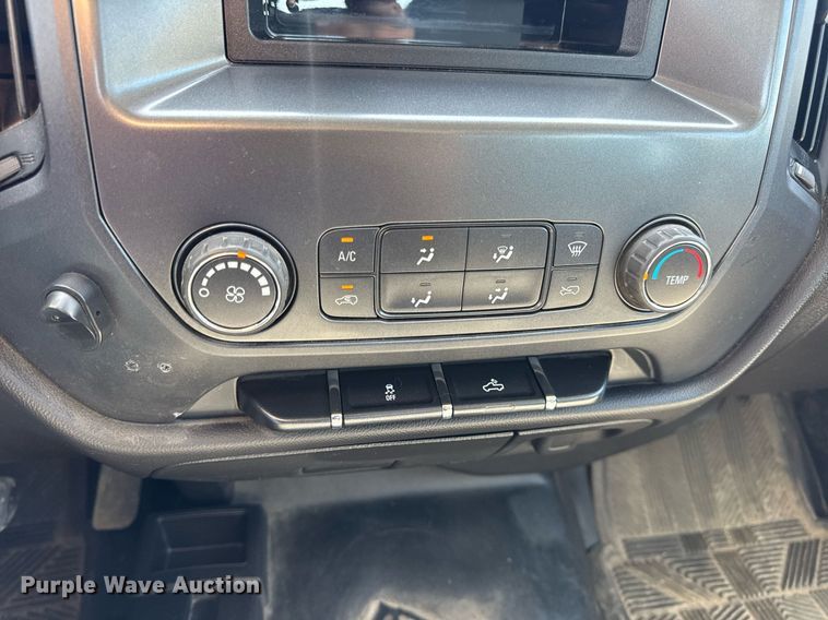 image for item EN4552 2015 Chevrolet Silverado 2500HD Crew Cab pickup truck