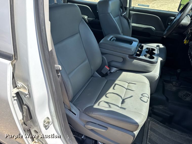 image for item EN4552 2015 Chevrolet Silverado 2500HD Crew Cab pickup truck