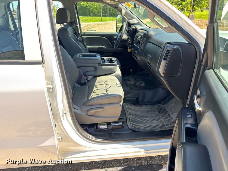 image for item EN4552 2015 Chevrolet Silverado 2500HD Crew Cab pickup truck