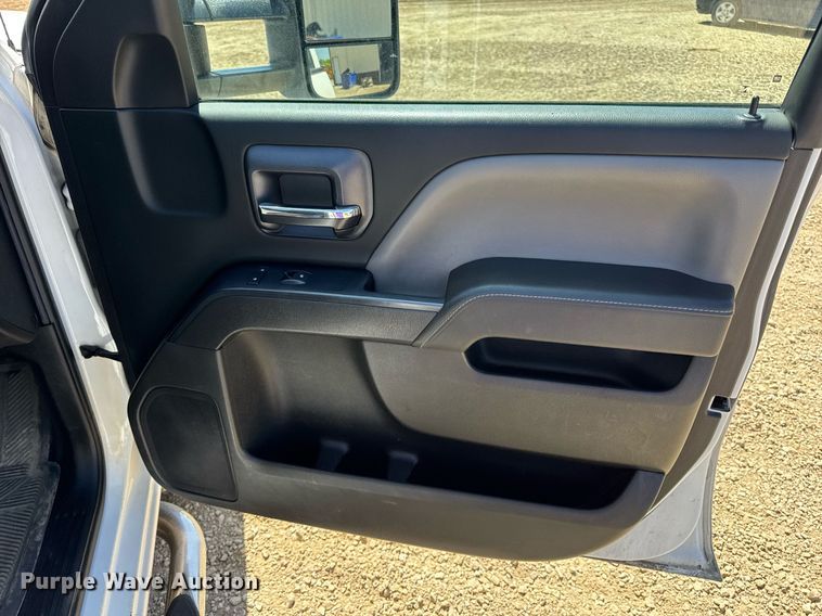 image for item EN4552 2015 Chevrolet Silverado 2500HD Crew Cab pickup truck