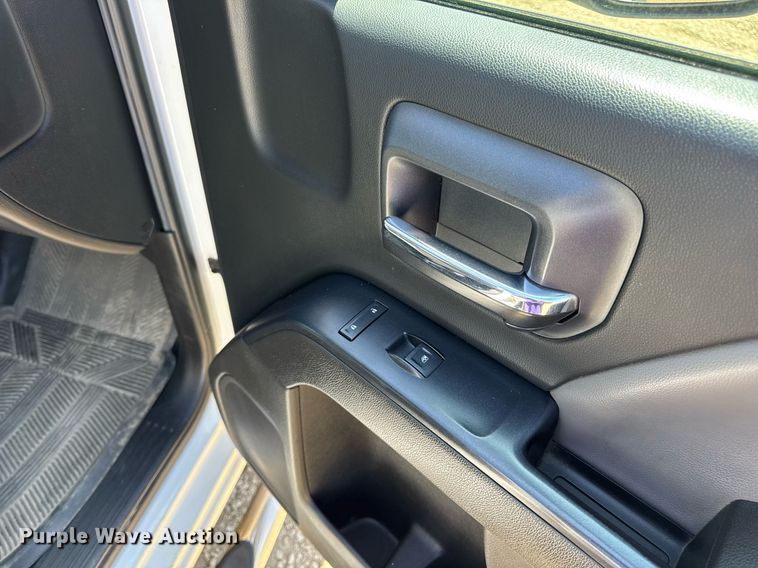 image for item EN4552 2015 Chevrolet Silverado 2500HD Crew Cab pickup truck