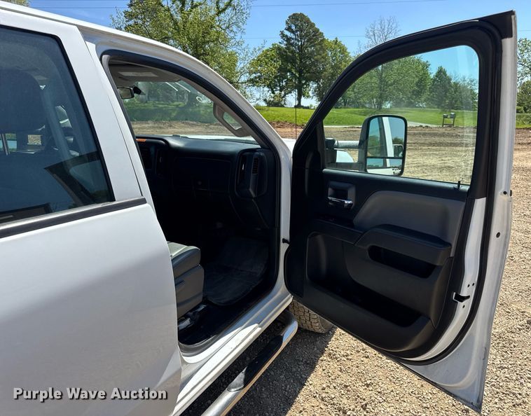 image for item EN4552 2015 Chevrolet Silverado 2500HD Crew Cab pickup truck