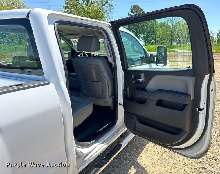 image for item EN4552 2015 Chevrolet Silverado 2500HD Crew Cab pickup truck