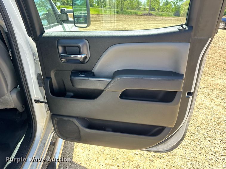 image for item EN4552 2015 Chevrolet Silverado 2500HD Crew Cab pickup truck