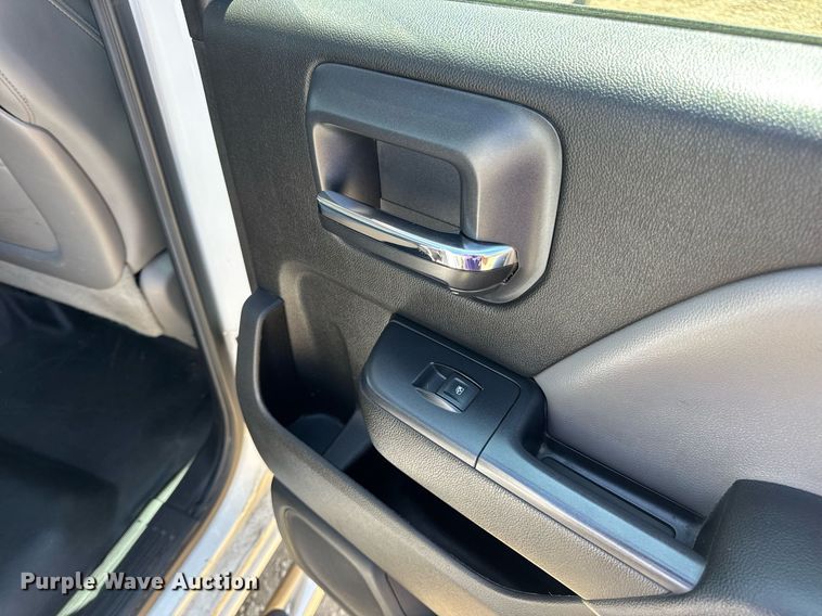 image for item EN4552 2015 Chevrolet Silverado 2500HD Crew Cab pickup truck