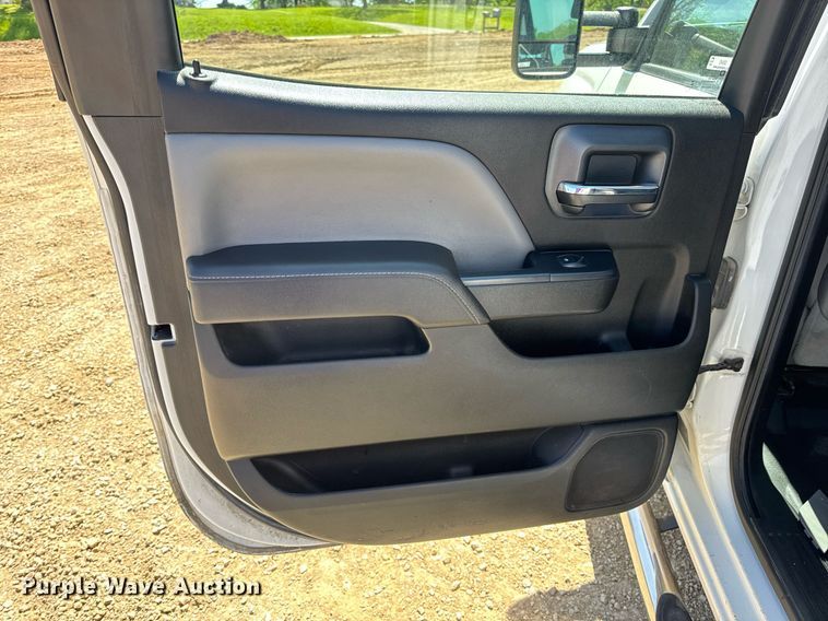 image for item EN4552 2015 Chevrolet Silverado 2500HD Crew Cab pickup truck