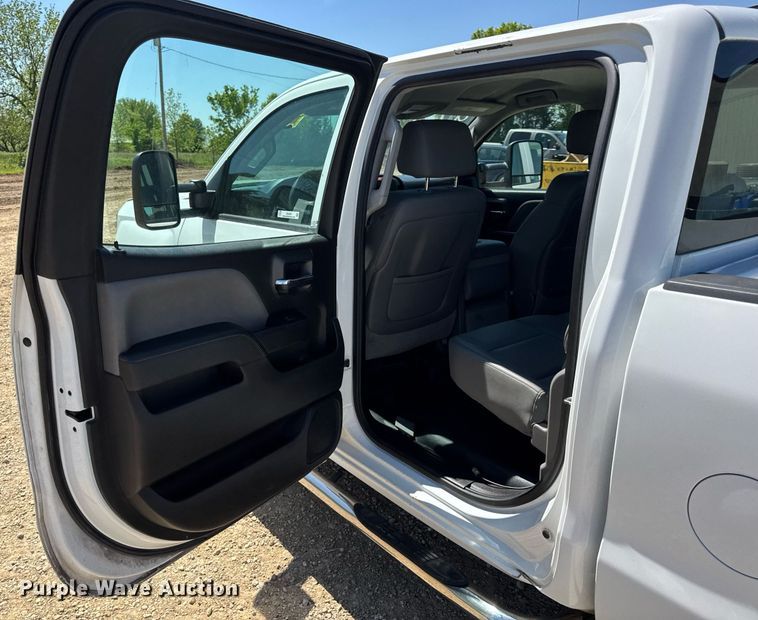 image for item EN4552 2015 Chevrolet Silverado 2500HD Crew Cab pickup truck