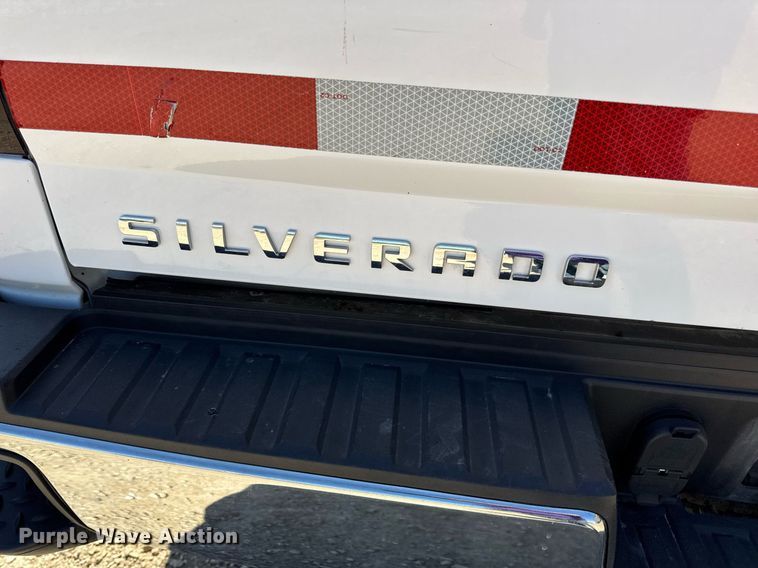 image for item EN4553 2015 Chevrolet Silverado 2500HD Crew Cab pickup truck