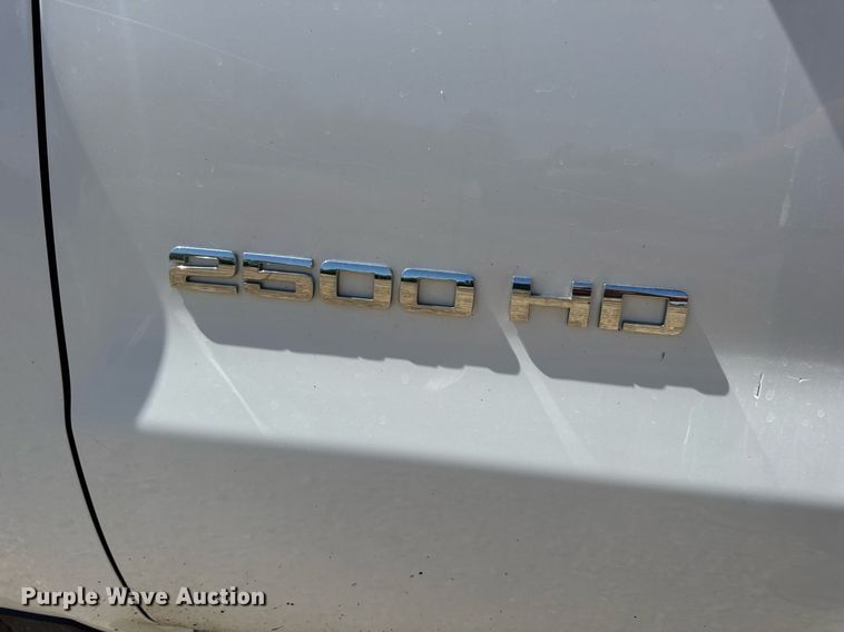 image for item EN4553 2015 Chevrolet Silverado 2500HD Crew Cab pickup truck