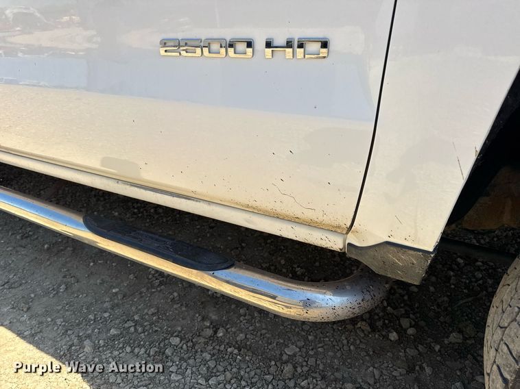 image for item EN4553 2015 Chevrolet Silverado 2500HD Crew Cab pickup truck