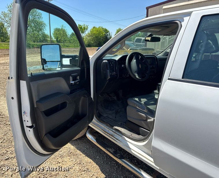 image for item EN4553 2015 Chevrolet Silverado 2500HD Crew Cab pickup truck