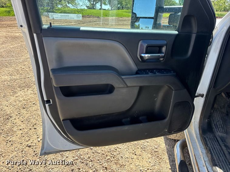 image for item EN4553 2015 Chevrolet Silverado 2500HD Crew Cab pickup truck