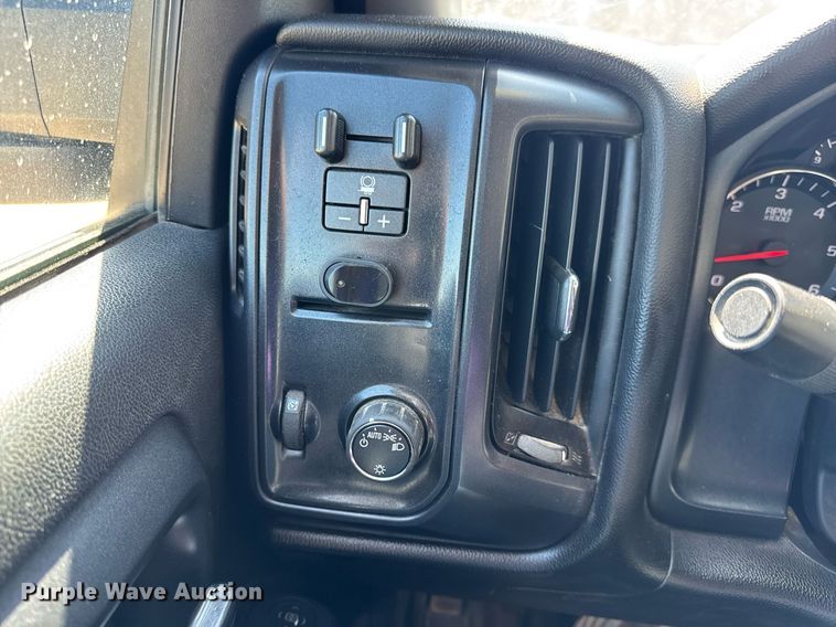 image for item EN4553 2015 Chevrolet Silverado 2500HD Crew Cab pickup truck