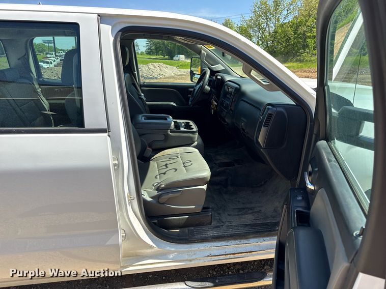 image for item EN4553 2015 Chevrolet Silverado 2500HD Crew Cab pickup truck