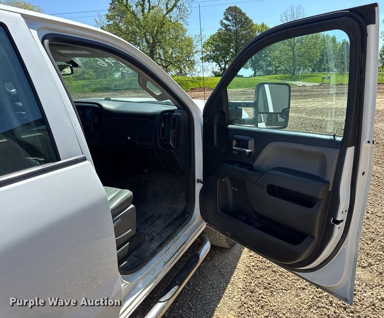 image for item EN4553 2015 Chevrolet Silverado 2500HD Crew Cab pickup truck