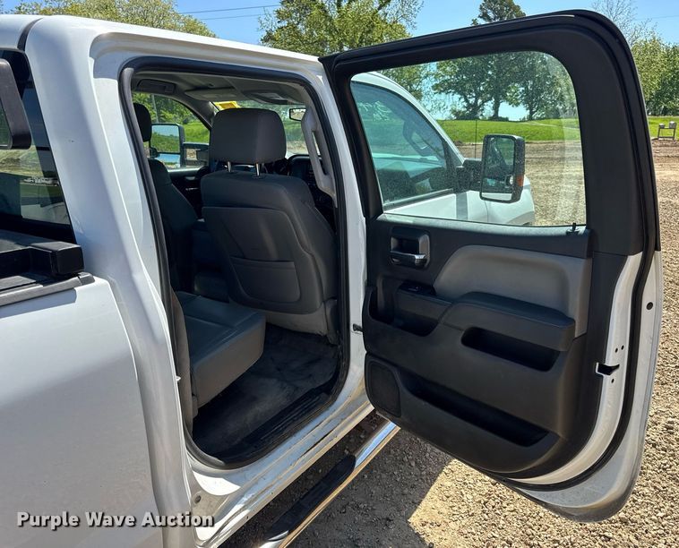 image for item EN4553 2015 Chevrolet Silverado 2500HD Crew Cab pickup truck