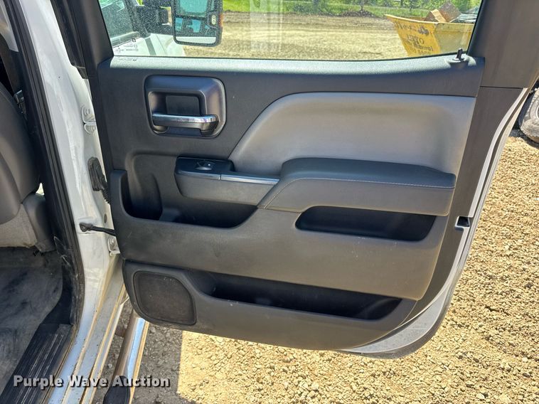 image for item EN4553 2015 Chevrolet Silverado 2500HD Crew Cab pickup truck