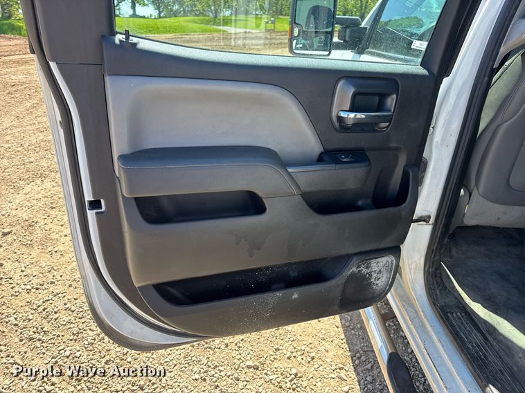 image for item EN4553 2015 Chevrolet Silverado 2500HD Crew Cab pickup truck