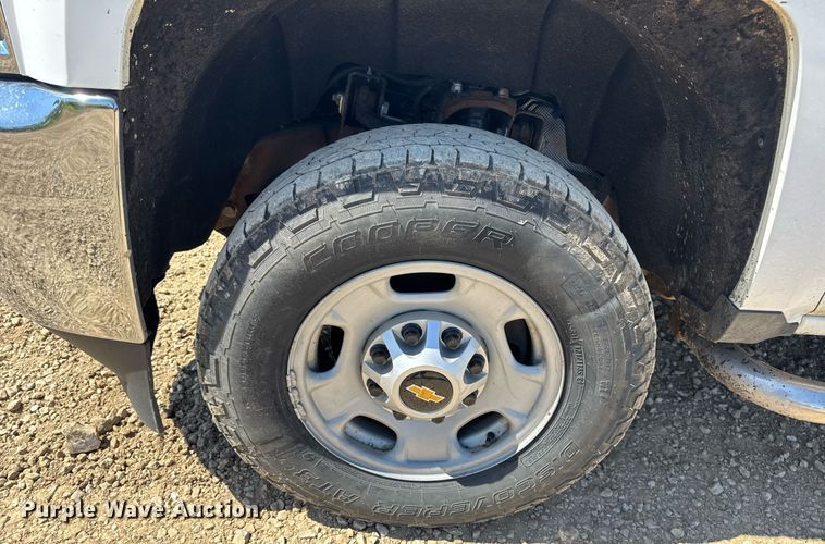 image for item EN4553 2015 Chevrolet Silverado 2500HD Crew Cab pickup truck