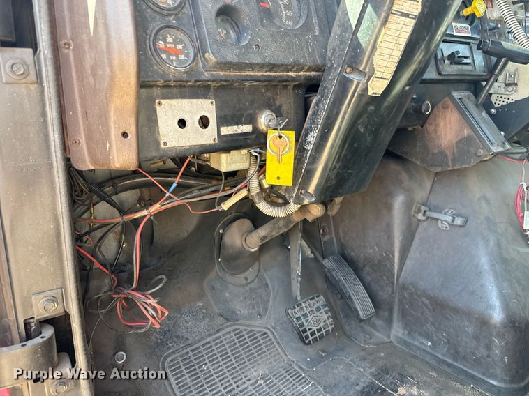 image for item EQ1309 1989 International S1800 fire truck