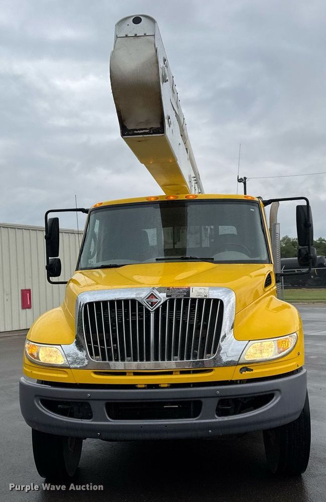 image for item EQ1482 2011 International DuraStar 4400 bucket truck