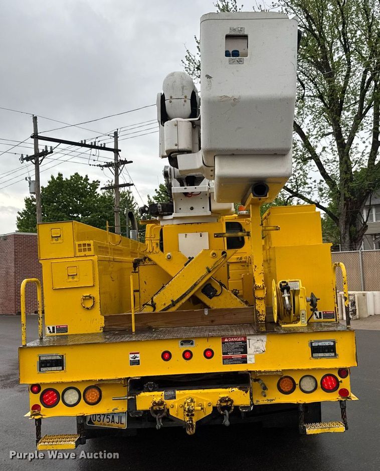 image for item EQ1482 2011 International DuraStar 4400 bucket truck